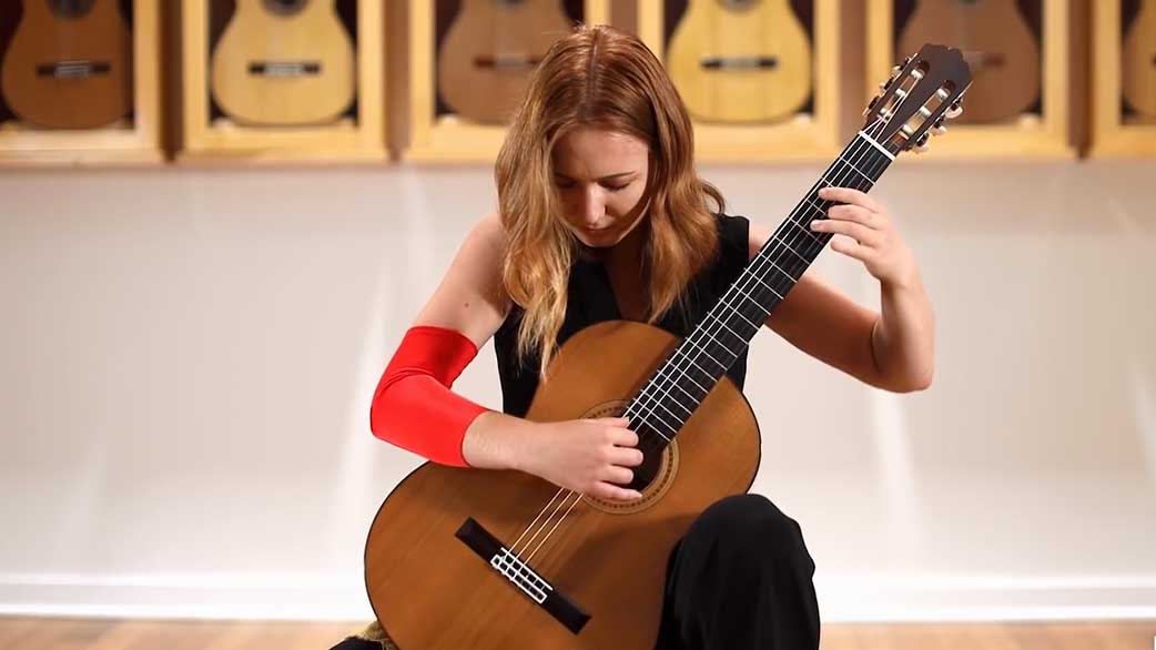 Fugue BWV 997 by J.S.Bach.performed by Doris Cosic