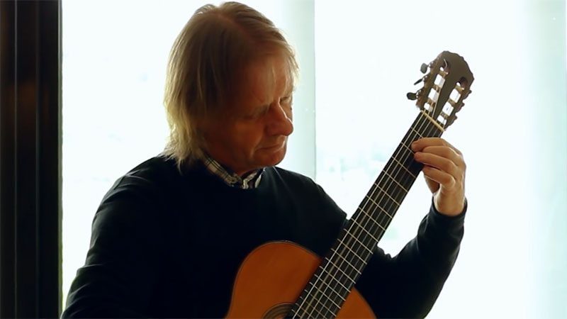 Recuerdos de la Alhambra by Francisco Tarrega.Performed by David Russell