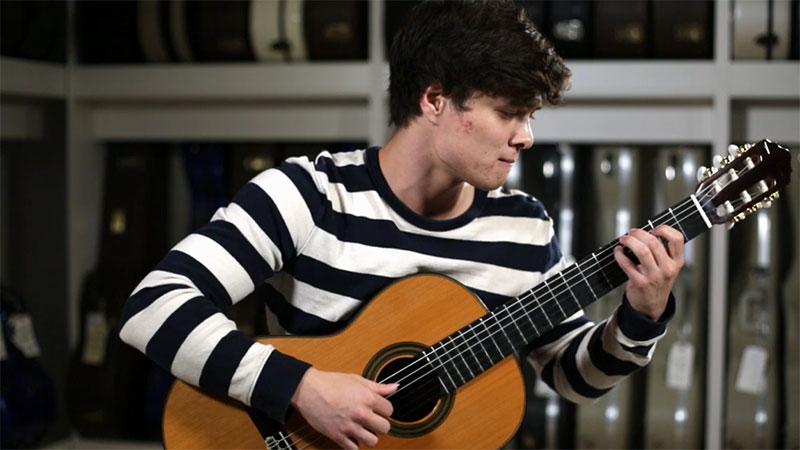 Valse des Loges by Roland Dyens.Performed by Raphael Carpenter